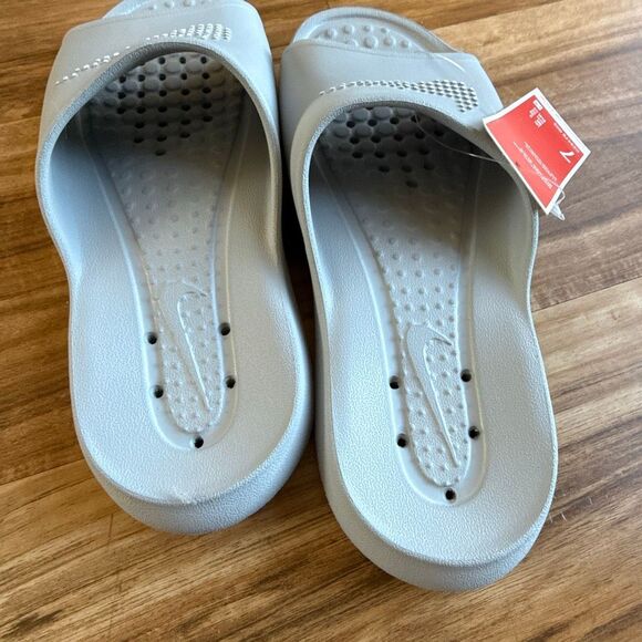 Nike Women’s Victori One Shower Slide Size 8 New - Picture 2 of 4